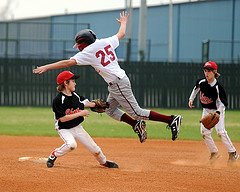 Shortsotp putting tag on baserunner